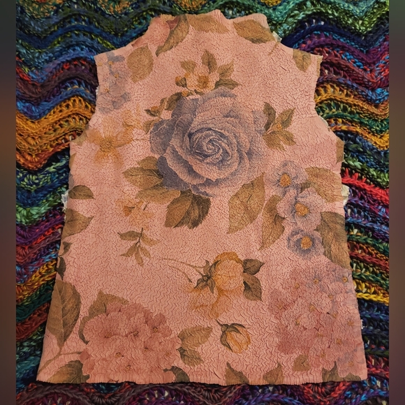 Floral Stretchy Textured Satiny Sleeveless Top. Size SM Small. VariousPinkShades - Picture 3 of 4